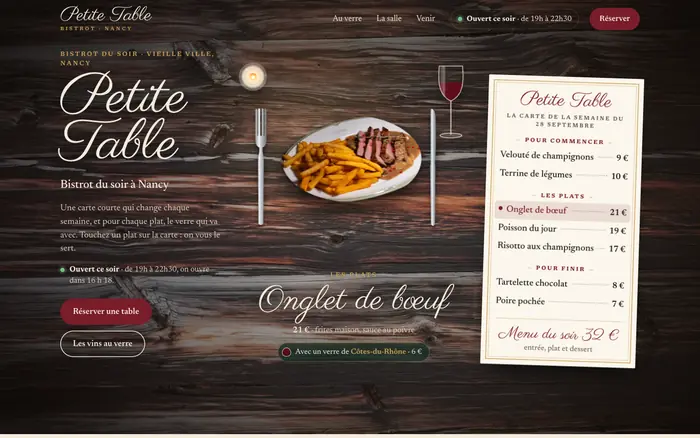 La table du bistrot Petite Table le soir : l’onglet servi, un verre de vin, la carte de la semaine encadrée de laiton, vu sur ordinateur