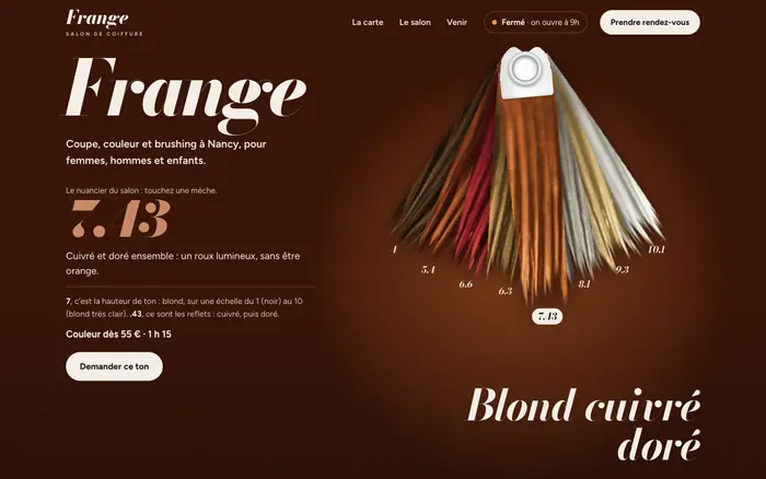 L’accueil du salon Frange : le nuancier en éventail sur un fond cuivré, la teinte 7.43 et son nom en grand, vu sur ordinateur